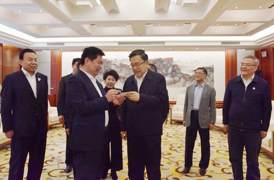 2018年4月16日，貴州省委書記孫志剛聽取全國政協(xié)委員、民建中央常委、中華職業(yè)教育社副理事長、四川國弘現(xiàn)代教育投資公司（省屬國有企業(yè)）董事長蘇華關(guān)于在貴州省發(fā)展教育事業(yè)和教育扶貧工作匯報。_副本.jpg