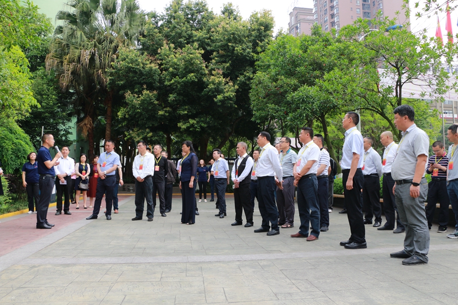 德陽市、中江縣人大代表到繼光實驗學(xué)校調(diào)研.JPG