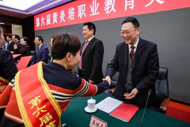 黃炎培職業(yè)教育獎揭曉，向獲獎?wù)咦ＹR！