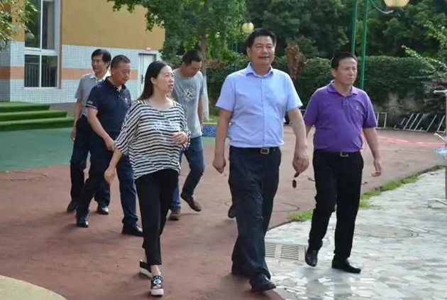 學(xué)校董事會董事長蘇華奔走在學(xué)校發(fā)展的第一線。_副本.jpg