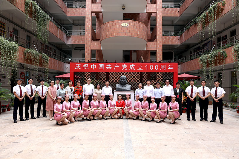 5郝明金理事長與中華職業(yè)學?？粘藢I(yè)學生合影留念.jpg