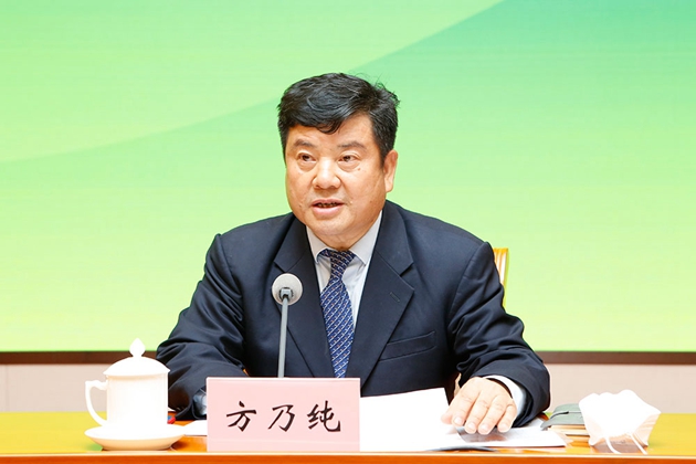 4.中華職業(yè)教育社黨組書(shū)記、總干事方乃純主持會(huì)議_副本.jpg