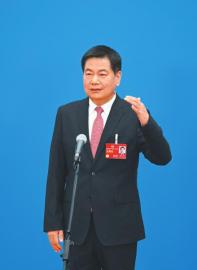 3月7日，“委員通道”集體采訪活動(dòng)上，住川全國(guó)政協(xié)委員蘇華接受媒體采訪。 　　新華社記者 陳曄華 攝.jpg