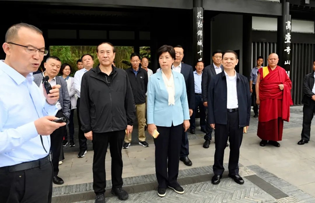 考察組在世園會(huì)主會(huì)場中華園藝展區(qū)成都園聽取有關(guān)情況介紹。記者 姜寒冬 攝.jpg