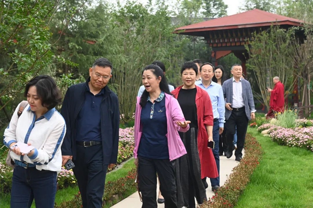 考察組在世園會(huì)國際園藝展區(qū)考察。記者 姜寒冬 攝.jpg