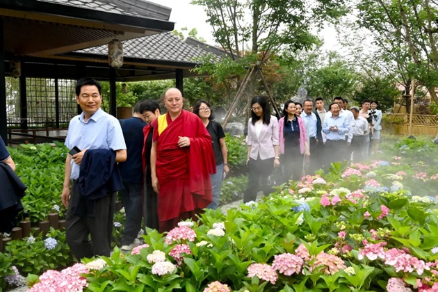 考察組在世園會(huì)國際園藝展區(qū)考察。記者 姜寒冬 攝.jpg11.jpg