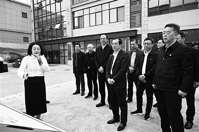 1、調(diào)研組在四川省雅安市漢源縣調(diào)研大學(xué)生電商直播創(chuàng)業(yè)項(xiàng)目以及就業(yè)援助吸納帶動(dòng)就業(yè)情況。.jpg