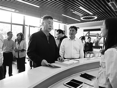 2、調(diào)研組在四川省雅安市漢源縣調(diào)研大學(xué)生電商直播創(chuàng)業(yè)項(xiàng)目以及就業(yè)援助吸納帶動(dòng)就業(yè)情況。.jpg