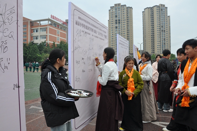 誦讀中華傳統(tǒng)國學經(jīng)典，踐行“五個學會三個規(guī)范”3.jpg