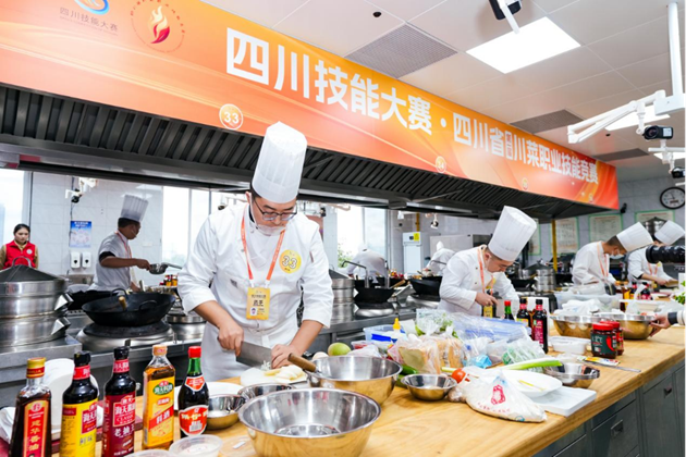 1764205254249987.png 四川省第一屆川菜職業(yè)技能競(jìng)賽決賽現(xiàn)場(chǎng).png